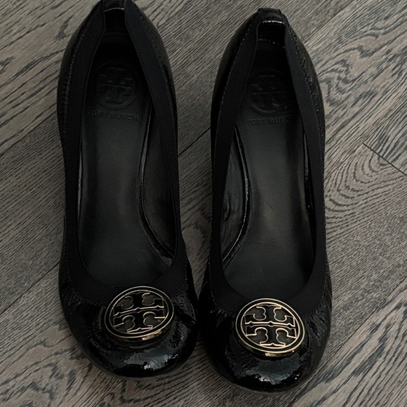 Tory Burch Logo Black Patent  Caroline Wedge Pumps - Picture 3 of 12